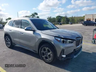 2025 BMW X1 xDrive28i z VIN WBX73EF00S5245965, wystawiony jako IAAI lot #42130223 z przebiegiem 2442 mil mil oraz . Historia ofert i sprzedaży dostępna na DreamBid. Obrazek 1.