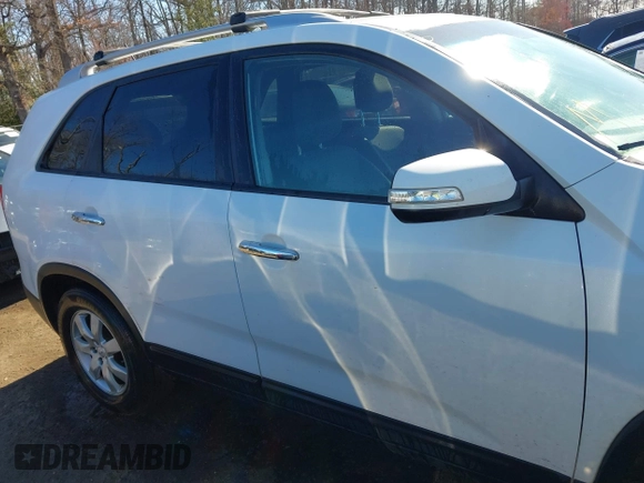2013 Kia Sorento LX z VIN 5XYKT3A67DG348527, wystawiony jako IAAI lot #41877162 z przebiegiem 348 914 mil mil oraz . Historia ofert i sprzedaży dostępna na DreamBid. Obrazek 13.