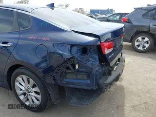 2017 Kia Optima LX z VIN 5XXGT4L37HG154590, wystawiony jako IAAI lot #42229141 z przebiegiem 112 134 mil mil oraz . Historia ofert i sprzedaży dostępna na DreamBid. Obrazek 6.