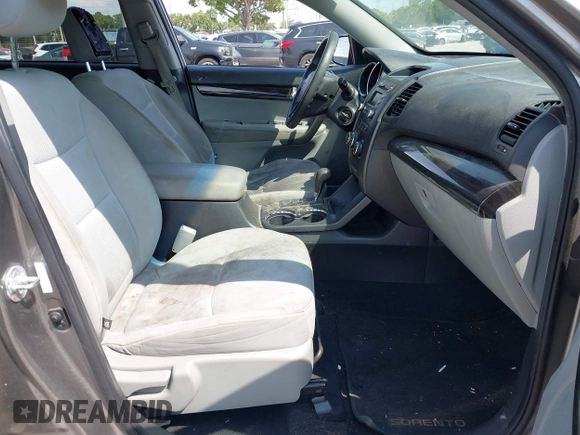 2012 Kia Sorento LX z VIN 5XYKT3A69CG214682, wystawiony jako IAAI lot #42243166 z przebiegiem 125 323 mil mil oraz . Historia ofert i sprzedaży dostępna na DreamBid. Obrazek 5.