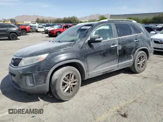2014 Kia Sorento LX z VIN 5XYKT4A70EG439414, wystawiony jako Copart lot #54560635 z przebiegiem 121 849 mil mil oraz Szkody całkowita. Historia ofert i sprzedaży dostępna na DreamBid. Obrazek 1.