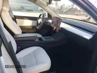 2021 Tesla Model Y Standard Range z VIN 5YJYGDED4MF123311, wystawiony jako IAAI lot #41200519 z przebiegiem 70 190 mil mil oraz . Historia ofert i sprzedaży dostępna na DreamBid. Obrazek 5.