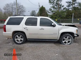2014 Chevrolet Tahoe LTZ z VIN 1GNSCCE05ER101331, wystawiony jako IAAI lot #41793150 z przebiegiem 177 769 mil mil oraz . Historia ofert i sprzedaży dostępna na DreamBid. Obrazek 13.