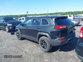 2016 Jeep Cherokee Trailhawk z VIN 1C4PJMBS6GW162742, wystawiony jako IAAI lot #42383200 z przebiegiem 124 791 mil mil oraz . Historia ofert i sprzedaży dostępna na DreamBid. Obrazek 3.