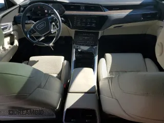 2021 Audi e-tron Prestige z VIN WA1VAAGE8MB040051, wystawiony jako Copart lot #46356155 z przebiegiem 33 501 mil mil oraz Szkody całkowita. Historia ofert i sprzedaży dostępna na DreamBid. Obrazek 8.