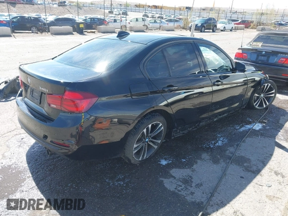 2018 BMW 3 Series 340i z VIN WBA8B3G54JNV00888, wystawiony jako IAAI lot #42062044 z przebiegiem 64 412 mil mil oraz . Historia ofert i sprzedaży dostępna na DreamBid. Obrazek 4.