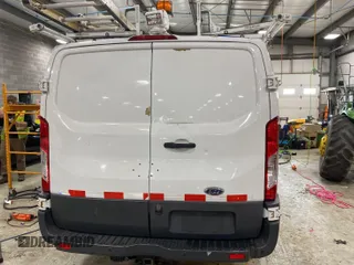 2016 Ford Transit z VIN 1FTYR1YM4GKB55543, wystawiony jako IAAI lot #42504585 z przebiegiem 104 991 mil mil oraz . Historia ofert i sprzedaży dostępna na DreamBid. Obrazek 23.