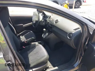 2014 Mazda 2 Sport z VIN JM1DE1KY8E0172828, wystawiony jako IAAI lot #42374758 z przebiegiem 120 180 mil mil oraz . Historia ofert i sprzedaży dostępna na DreamBid. Obrazek 5.