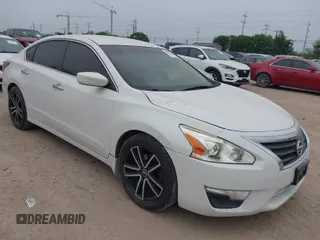 2014 Nissan Altima 2.5 with VIN 1N4AL3AP1EC276143, listed as a IAAI auction lot 41924042 with 137,896 mi miles. Bid and sale history available at carsss.com. Image 1.