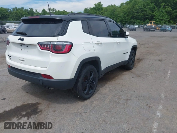 2018 Jeep Compass Latitude z VIN 3C4NJDBBXJT304529, wystawiony jako IAAI lot #42637865 z przebiegiem 112 662 mil mil oraz . Historia ofert i sprzedaży dostępna na DreamBid. Obrazek 4.