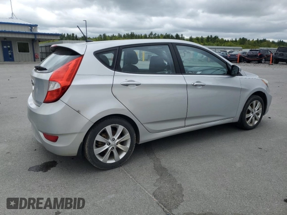 2013 Hyundai Accent SE z VIN KMHCU5AE2DU118005, wystawiony jako Copart lot #57415595 z przebiegiem 123 865 mil mil oraz Czysty tytuł • Clean title. Historia ofert i sprzedaży dostępna na DreamBid. Obrazek 3.