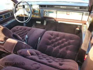 1985 Cadillac Fleetwood z VIN 1G6CB6984F4218496, wystawiony jako Copart lot #77674544 z przebiegiem 49 089 mil mil oraz Tytuł czysty. Historia ofert i sprzedaży dostępna na DreamBid. Obrazek 8.