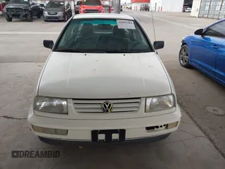 1998 Volkswagen Jetta z VIN 3VWRB81H5WM156431, wystawiony jako IAAI lot #42042282 z przebiegiem 92 995 mil mil oraz . Historia ofert i sprzedaży dostępna na DreamBid. Obrazek 6.