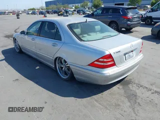 2000 Mercedes-Benz S 320/430/500 z VIN WDBNG75J5YA060601, wystawiony jako IAAI lot #42455346 z przebiegiem Nie podano mil oraz . Historia ofert i sprzedaży dostępna na DreamBid. Obrazek 3.