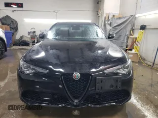 2019 Alfa Romeo Giulia Ti z VIN ZARFANBN7K7608174, wystawiony jako Copart lot #85051934 z przebiegiem 50 824 mil mil oraz Szkoda całkowita • Salvage title. Historia ofert i sprzedaży dostępna na DreamBid. Obrazek 5.