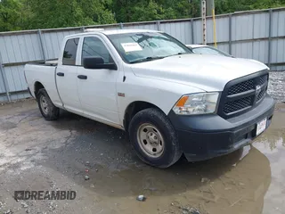 2020 Ram 1500 Tradesman z VIN 1C6RR6FT4LS148072, wystawiony jako IAAI lot #42041064 z przebiegiem 104 886 mil mil oraz . Historia ofert i sprzedaży dostępna na DreamBid. Obrazek 1.