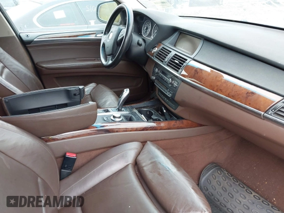 2007 BMW X5 4.8i z VIN 4USFE83547LY64828, wystawiony jako IAAI lot #41896182 z przebiegiem Nie podano mil oraz . Historia ofert i sprzedaży dostępna na DreamBid. Obrazek 5.
