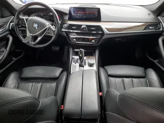 2019 BMW 5 Series 530i z VIN WBAJA5C54KG900736, wystawiony jako Copart lot #52232275 z przebiegiem 112 560 mil mil oraz Czysty tytuł • Clean title. Historia ofert i sprzedaży dostępna na DreamBid. Obrazek 8.