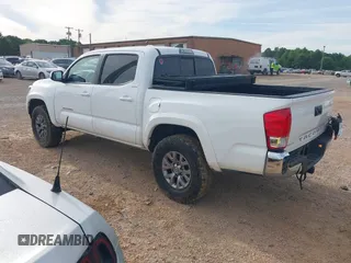 2017 Toyota Tacoma SR5 z VIN 5TFAZ5CN9HX040563, wystawiony jako IAAI lot #42274119 z przebiegiem 244 422 mil mil oraz . Historia ofert i sprzedaży dostępna na DreamBid. Obrazek 3.