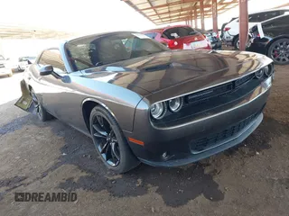 2018 Dodge Challenger SXT z VIN 2C3CDZAG4JH263112, wystawiony jako IAAI lot #42028853 z przebiegiem 55 856 mil mil oraz . Historia ofert i sprzedaży dostępna na DreamBid. Obrazek 1.
