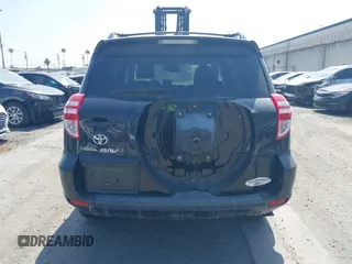 2010 Toyota RAV4 Sport z VIN JTMWF4DV9AD018951, wystawiony jako IAAI lot #41610873 z przebiegiem 149 900 mil mil oraz . Historia ofert i sprzedaży dostępna na DreamBid. Obrazek 16.