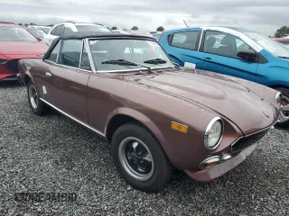 1979 FIAT 124 Spider z VIN 124CS20146682, wystawiony jako Copart lot #73923954 z przebiegiem 83 258 mil mil oraz Szkoda całkowita • Salvage title. Historia ofert i sprzedaży dostępna na DreamBid. Obrazek 4.