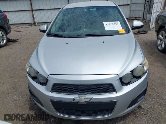 2014 Chevrolet Sonic LT z VIN 1G1JC5SH9E4159913, wystawiony jako IAAI lot #42253329 z przebiegiem 156 333 mil mil oraz . Historia ofert i sprzedaży dostępna na DreamBid. Obrazek 12.