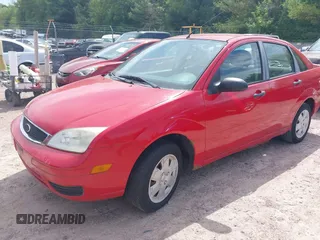 2007 Ford Focus S z VIN 1FAFP34N17W299881, wystawiony jako IAAI lot #42282442 z przebiegiem 144 782 mil mil oraz . Historia ofert i sprzedaży dostępna na DreamBid. Obrazek 2.