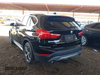 2018 BMW X1 sDrive28i z VIN WBXHU7C35J5L06673, wystawiony jako IAAI lot #42275787 z przebiegiem 61 204 mil mil oraz . Historia ofert i sprzedaży dostępna na DreamBid. Obrazek 3.