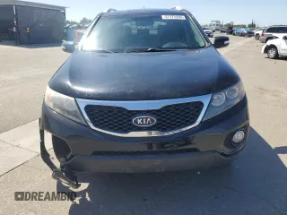 2013 Kia Sorento LX z VIN 5XYKT3A6XDG413614, wystawiony jako Copart lot #57175205 z przebiegiem 152 086 mil mil oraz Szkoda całkowita • Salvage title. Historia ofert i sprzedaży dostępna na DreamBid. Obrazek 5.