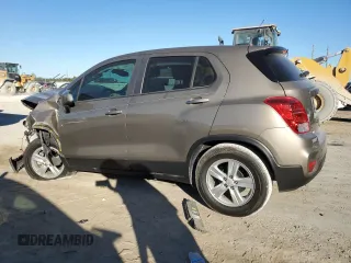 2020 Chevrolet Trax LS z VIN KL7CJKSB3LB347638, wystawiony jako Copart lot #82097714 z przebiegiem Nie podano mil oraz Szkoda całkowita • Salvage title. Historia ofert i sprzedaży dostępna na DreamBid. Obrazek 2.