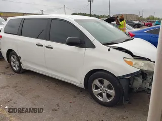 2013 Toyota Sienna L z VIN 5TDZK3DCXDS382077, wystawiony jako IAAI lot #41808099 z przebiegiem 256 998 mil mil oraz . Historia ofert i sprzedaży dostępna na DreamBid. Obrazek 1.