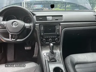 2018 Volkswagen Passat SEL Premium z VIN 1VWCA7A30JC015249, wystawiony jako Copart lot #59337915 z przebiegiem 115 645 mil mil oraz Czysty tytuł • Clean title. Historia ofert i sprzedaży dostępna na DreamBid. Obrazek 9.
