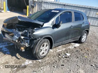 2020 Chevrolet Trax LS z VIN 3GNCJKSB9LL186723, wystawiony jako Copart lot #55473375 z przebiegiem 129 121 mil mil oraz Czysty tytuł • Clean title. Historia ofert i sprzedaży dostępna na DreamBid. Obrazek 1.