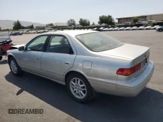 2000 Toyota Camry LE z VIN JT2BF28K5Y0261315, wystawiony jako Copart lot #59607935 z przebiegiem 87 184 mil mil oraz Szkoda całkowita • Salvage title. Historia ofert i sprzedaży dostępna na DreamBid. Obrazek 2.