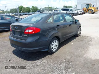 2013 Ford Fiesta SE z VIN 3FADP4BJ8DM218657, wystawiony jako IAAI lot #42361329 z przebiegiem 96 547 mil mil oraz . Historia ofert i sprzedaży dostępna na DreamBid. Obrazek 4.