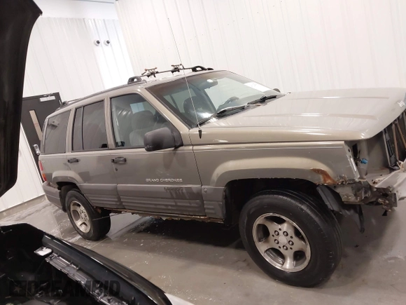 1997 Jeep Grand Cherokee Laredo with VIN 1J4GZ58S2VC746778, listed as a IAAI auction lot 41225925 with 196,679 mi miles. Bid and sale history available at carsss.com. Image 14.