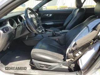2020 Ford Mustang EcoBoost z VIN 1FATP8UH0L5101303, wystawiony jako Copart lot #53581315 z przebiegiem 59 273 mil mil oraz Szkody całkowita. Historia ofert i sprzedaży dostępna na DreamBid. Obrazek 7.