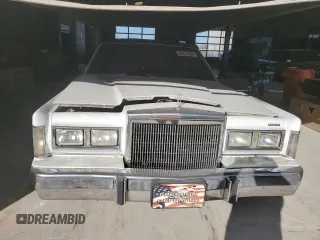 1988 Lincoln Town Car z VIN 1LNBM82F7JY831474, wystawiony jako Copart lot #83751464 z przebiegiem 289 494 mil mil oraz Czysty tytuł • Clean title. Historia ofert i sprzedaży dostępna na DreamBid. Obrazek 5.