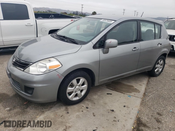 2010 Nissan Versa S z VIN 3N1BC1CPXAL467982, wystawiony jako Copart lot #58525655 z przebiegiem 139 088 mil mil oraz Szkoda całkowita • Salvage title. Historia ofert i sprzedaży dostępna na DreamBid. Obrazek 1.