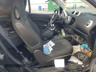 2016 Smart fortwo Passion z VIN WMEFJ5DA0GK076339, wystawiony jako Copart lot #68891564 z przebiegiem Nie podano mil oraz Szkoda całkowita • Salvage title. Historia ofert i sprzedaży dostępna na DreamBid. Obrazek 10.