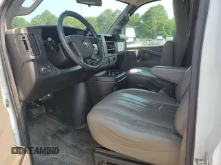 2018 Chevrolet Express Cargo z VIN 1GCWGAFP5J1204160, wystawiony jako IAAI lot #42621020 z przebiegiem 164 194 mil mil oraz . Historia ofert i sprzedaży dostępna na DreamBid. Obrazek 15.