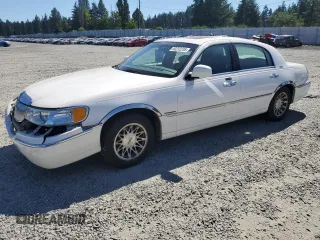 2001 Lincoln Town Car Signature z VIN 1LNHM82W21Y724360, wystawiony jako Copart lot #60232235 z przebiegiem 58 022 mil mil oraz Szkoda całkowita • Salvage title. Historia ofert i sprzedaży dostępna na DreamBid. Obrazek 1.
