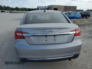 2014 Chrysler 200 Touring z VIN 1C3CCBBB0EN177211, wystawiony jako Copart lot #63526614 z przebiegiem 131 915 mil mil oraz Szkody całkowita. Historia ofert i sprzedaży dostępna na DreamBid. Obrazek 6.