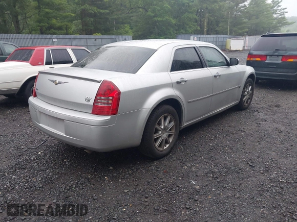 2007 Chrysler 300 C z VIN 2C3LK63H17H681761, wystawiony jako IAAI lot #42504261 z przebiegiem 134 696 mil mil oraz . Historia ofert i sprzedaży dostępna na DreamBid. Obrazek 4.