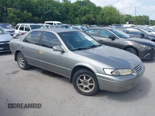 1999 Toyota Camry LE z VIN 4T1BF22K2XU074780, wystawiony jako IAAI lot #42445183 z przebiegiem Nie podano mil oraz . Historia ofert i sprzedaży dostępna na DreamBid. Obrazek 1.
