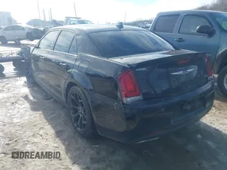 2020 Chrysler 300 S z VIN 2C3CCABT0LH180828, wystawiony jako IAAI lot #41370520 z przebiegiem 47 258 mil mil oraz . Historia ofert i sprzedaży dostępna na DreamBid. Obrazek 3.