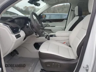 2024 GMC Acadia AWD Denali z VIN 1GKENRKS8RJ223909, wystawiony jako Copart lot #80306294 z przebiegiem 2845 mil mil oraz Szkody całkowita. Historia ofert i sprzedaży dostępna na DreamBid. Obrazek 7.