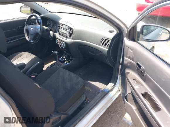 2007 Hyundai Accent SE z VIN KMHCN36C67U007308, wystawiony jako IAAI lot #42312114 z przebiegiem 105 096 mil mil oraz . Historia ofert i sprzedaży dostępna na DreamBid. Obrazek 5.