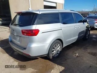 2021 Kia Sedona EX with VIN KNDMB5C11M6664811, listed as a IAAI auction lot 41390328 with 128,568 mi miles. Bid and sale history available at carsss.com. Image 4.
